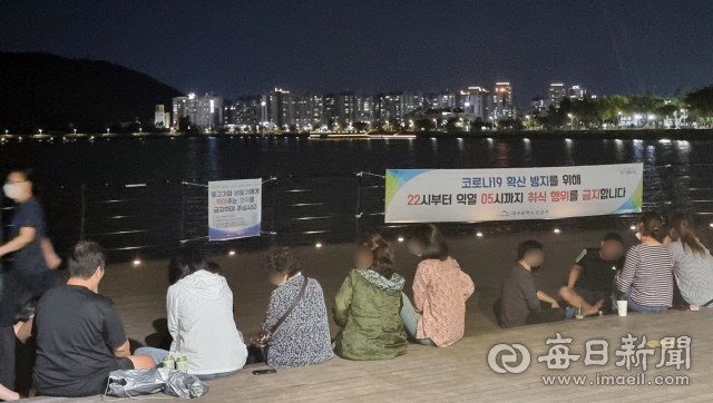 지난 22일 오후 10시 20분쯤 수성구 두산동 수성유원지에는 사람들이 모여 음식을 먹고 있다. 임재환 기자