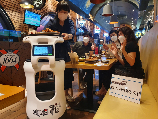 대구 치맥킹 침산점에서 AI 서빙로봇이 음식을 배달하고 있다. KT대구경북광역본부 제공