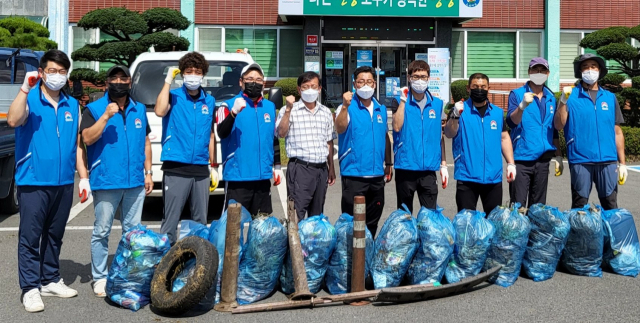 영산청년회원들이 관광지 환경정화활동을 마치고 기념촬영을 했다. 영산면 제공