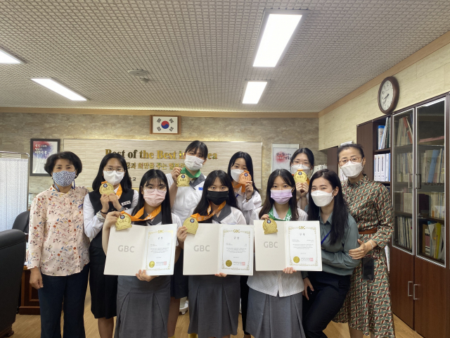 2021 제3회 글로벌뷰티콘테스트에서 수상한 경북생활과학고 학생들이 기념촬영을 하고 있다. 경북생활과학고 제공