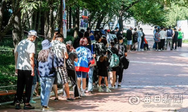 24일 오전 대구 국채보상운동기념공원 코로나19 임시선별검사소에서 시민들이 진단 검사를 기다리고 있다. 대구에 따르면 이날 0시 기준 신규 확진자는 128명으로, 지난해 3월 11일 131명 이후 1년 6개월여 만에 가장 높은 수치를 기록했다. 우태욱 기자 woo@imaeil.com