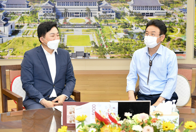 국민의힘 대선 경선 후보인 원희룡 전 제주도지사가 24일 경북도청을 찾아 이철우 도지사와 이야기를 나누고 있다. 경북도 제공