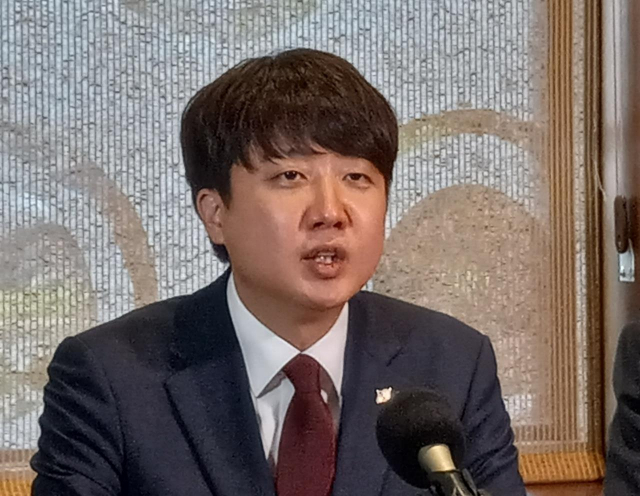 미국을 방문 중인 이준석 국민의힘 대표가 23일(현지시간) 워싱턴DC 인근 한 식당에서 연 특파원 간담회에서 발언하고 있다. 연합뉴스