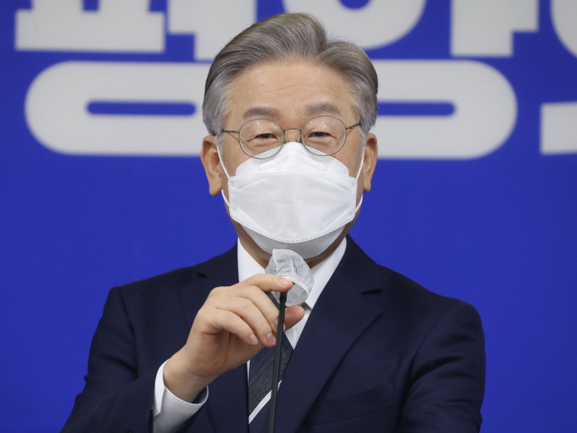 더불어민주당 이재명 대선 경선 후보가 24일 오후 경남 창원시 의창구 경남도의회 대회의실에서 열린 