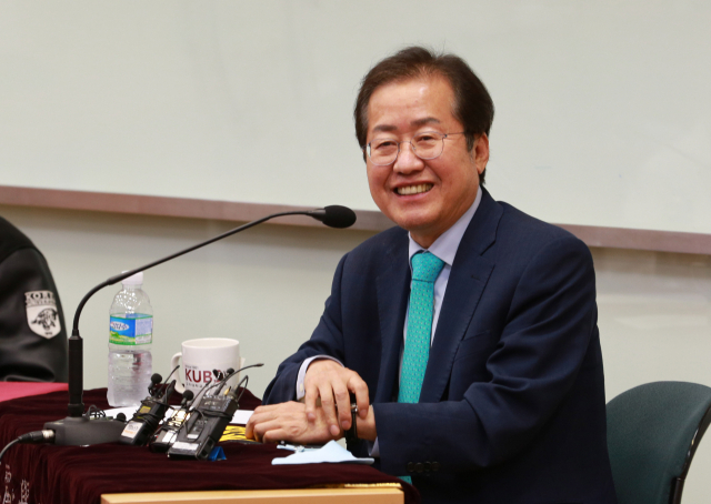 국민의힘 홍준표 대선 경선 예비후보가 24일 오후 모교인 서울 성북구 고려대학교에서 열린 고려대 정경대학 학생회 초청 토크콘서트에서 발언하고 있다. 연합뉴스