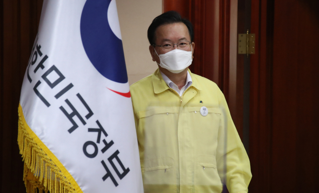 김부겸 국무총리가 24일 정부서울청사에서 열린 코로나19 대응 중앙재난안전대책본부(중대본) 회의에 참석하고 있다. 연합뉴스