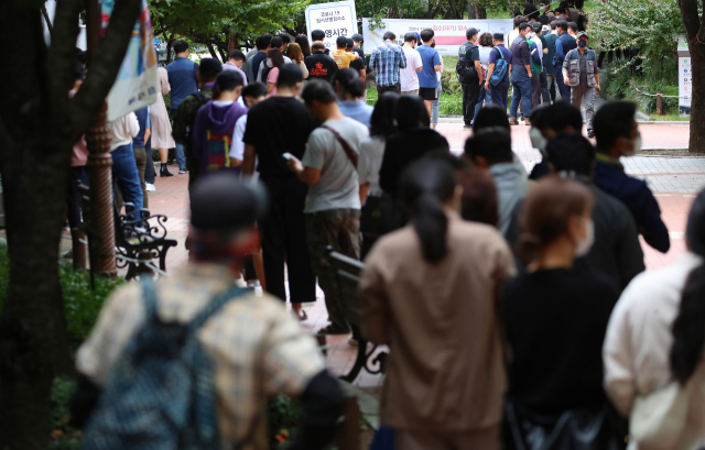 전국적으로 신종 코로나바이러스 감염증(코로나19)이 증가세를 보이는 가운데 24일 오후 중구 국채보상공원에 마련된 임시선별검사소에서 시민들이 검사를 받기 위해 길게 줄지어 기다리고 있다. 연합뉴스