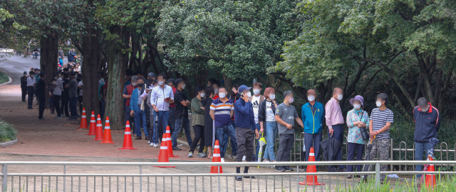 코로나19 신규 확진자가 3천 명을 돌파한 가운데, 25일 오전 대구 두류야구장 임시 선별검사소를 찾은 많은 시민들이 코로나19 검사를 받기 위해 줄지어 기다리고 있다. 안성완 기자 asw0727@imaeil.com