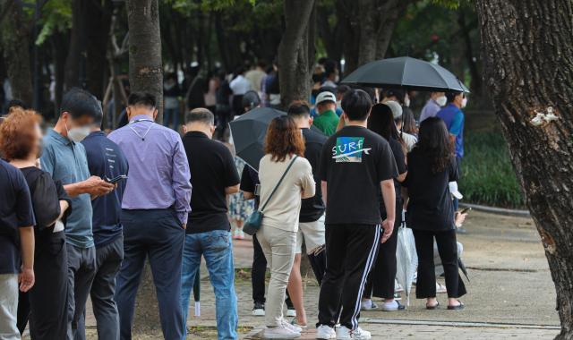 코로나19 신규 확진자가 3천 명을 돌파한 가운데, 25일 오전 대구 두류야구장 임시 선별검사소를 찾은 많은 시민들이 코로나19 검사를 받기 위해 줄지어 기다리고 있다. 안성완 기자 asw0727@imaeil.com