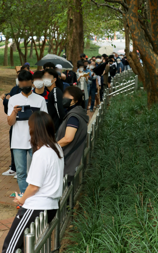 국내 코로나19 신규 확진자가 3천명을 돌파한 25일 대구 두류야구장 임시 선별검사소를 찾은 많은 시민들이 코로나19 검사를 받기 위해 줄지어 기다리고 있다. 중앙방역대책본부는 26일 0시 기준 신규 확진자가 2천771명 늘어 누적 30만1천172명이라고 밝혔다. 안성완 기자 asw0727@imaeil.com