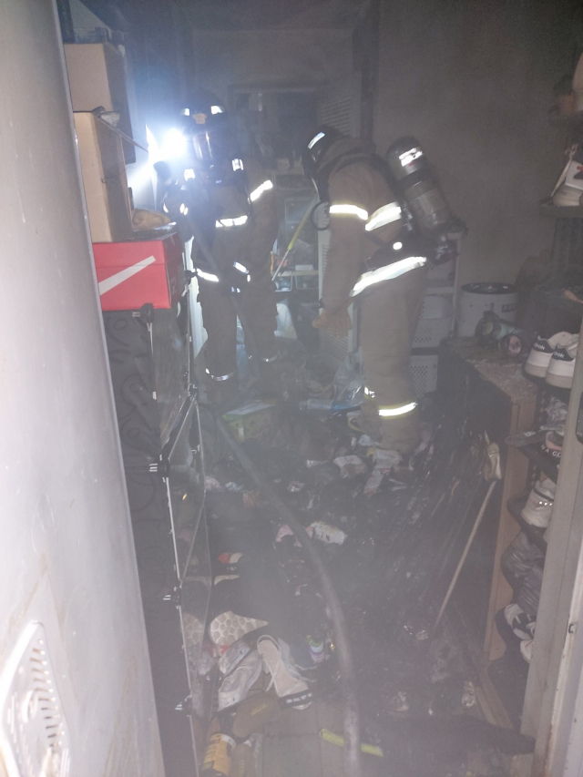 지난 24일 오후 포항 북구 두호동 한 아파트 4층에서 발생한 화재를 소방대원들이 진화하고 있다. 포항북부소방서 제공.