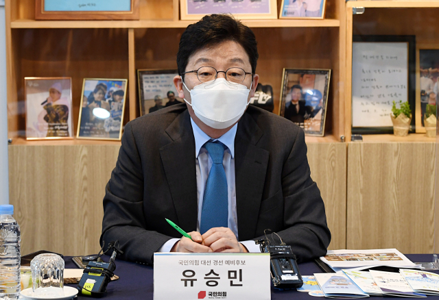 국민의힘 유승민 대선 경선 예비후보가 14일 오후 서울 서초구 푸른나무재단을 방문, 간담회를 하고 있다. 연합뉴스