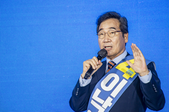 더불어민주당 이낙연 대선 경선 후보가 25일 오후 광주 서구 김대중컨벤션센터 1층 다목적홀에서 열린 광주·전남 지역경선 합동연설회에서 정견발표하고 있다. 연합뉴스