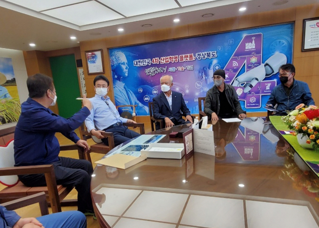 이철우 경북도지사가 지난달 24일 인삼재배 농가로부터 고충을 전해 듣고 있다. 경북도 제공