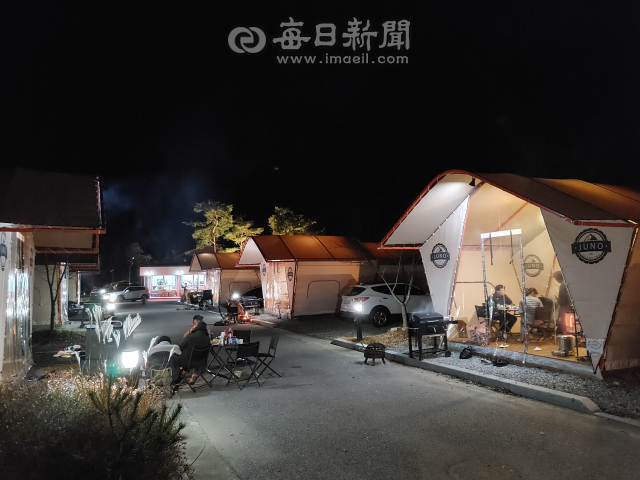 코로나19 특수로 인해 전국 곳곳에 캠핑장이 성행하고 있다. 사진은 청송의 한 캠핑장. 전종훈 기자