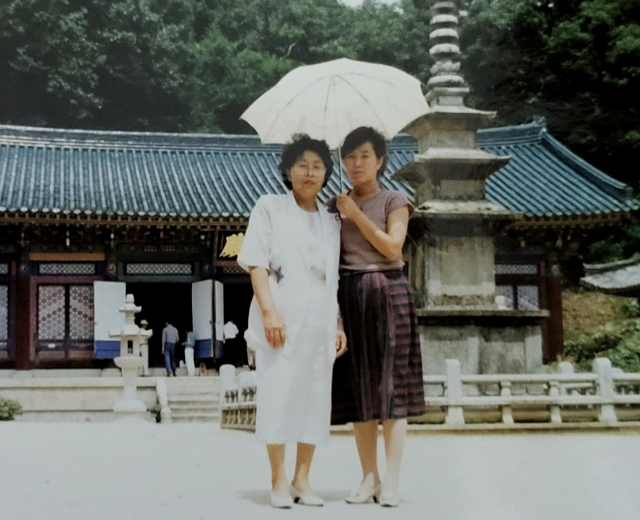 1986년 김천 직지사에서 시어머니 김경순(왼쪽) 씨와 이춘희씨가 찍은 기념사진. 가족제공.