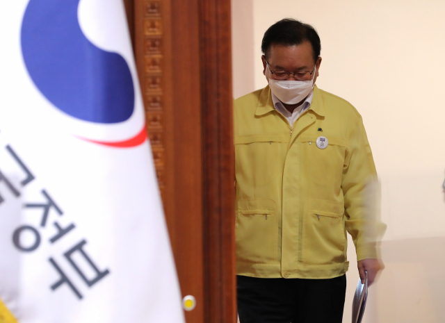 김부겸 국무총리가 26일 오후 정부서울청사에서 열린 코로나19 대응 중앙재난안전대책본부 회의에 참석하고 있다. 연합뉴스