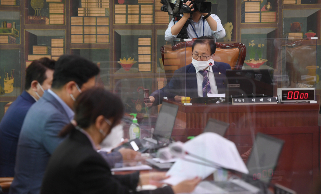 이채익 국회 문화체육관광위원장이 23일 서울 여의도 국회에서 열린 문화체육관광위원회 전체회의에서 2021년도 국정감사 서류제출 요구의 건을 상정하고 있다. 연합뉴스