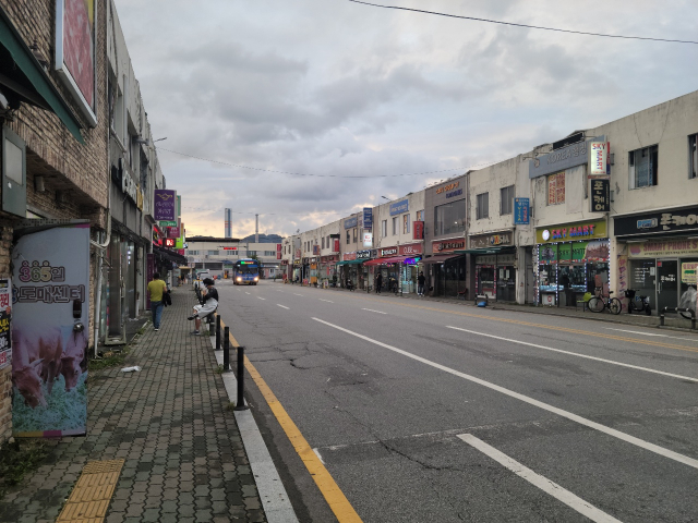 25일 오후 베트남인들이 밀집 거주하고 있는 북부정류장 인근에는 사람들의 발길이 뚝 끊겼다. 최혁규 기자