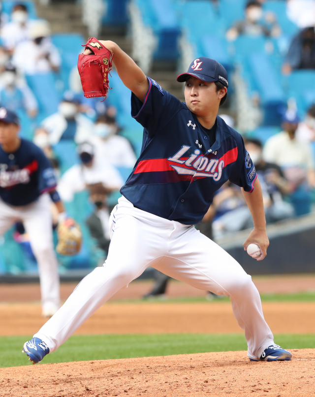 26일 대구삼성라이온즈파크에서 열린 NC다이노스전에서 삼성라이온즈 선발 최채흥이 역투하고 있다. 이날 최채흥은 8이닝 5피안타 7탈삼진 무실점 완벽투를 선보이며 하이 퀄리티 스타트(7이닝 이상 2자책점 이하)를 찍었다. 삼성라이온즈 제공