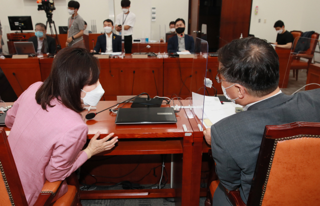 국민의힘 전주혜 의원(왼쪽)과 최형두 의원이 26일 서울 여의도 국회에서 열린 언론중재법 8인 협의체 회의에서 논의하고 있다. 연합뉴스