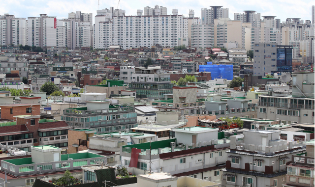 4일 국회 국토교통위원회 소속 김회재 더불어민주당 의원이 국토교통부로부터 주택자금 조달계획서를 제출받아 분석한 결과에 따르면 2017년 9월부터 지난달까지 10세 미만 미성년자가 총 552건의 주택 매매를 신고한 것으로 집계됐다. 사진은 22일 서울 은평구의 빌라촌 모습. 연합뉴스