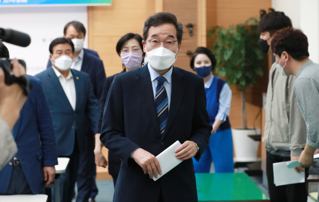 더불어민주당 대권주자인 이낙연 전 대표가 27일 오후 부산 연제구 부산시의회에서 대장동 개발비리 의혹 관련 기자회견을 마친 뒤 회견장을 나서고 있다. 이 전 대표는 