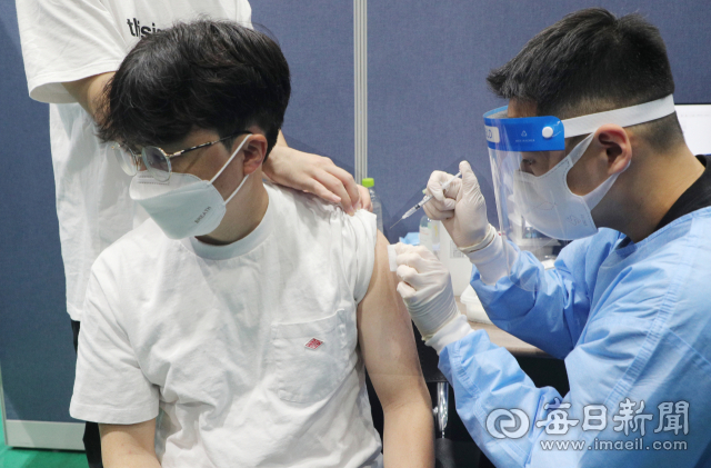 27일 대구시민체육관에 마련된 북구 코로나19 예방접종센터에서 한 시민이 백신을 맞고 있다. 정부는 이날 12~17세 소아청소년, 임신부에 대한 자율접종 및 고령자, 의료진 등에 대해 추가접종을 다음 달부터 시작하는 코로나19 4분기 백신 접종 계획을 발표했다. 성일권 기자 sungig@imaeil.com