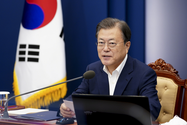 문재인 대통령이 27일 청와대에서 열린 수석·보좌관 회의에서 발언하고 있다. 연합뉴스