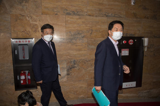 더불어민주당 윤호중 원내대표(왼쪽)와 국민의힘 김기현 원내대표가 27일 서울 여의도 국회에서 박병석 국회의장 주재로 열린 여야 원내대표 회동을 마치고 나오고 있다. 여야는 