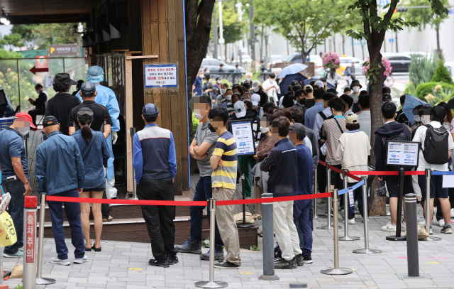 28일 오전 서울 송파구보건소 선별진료소에서 시민들이 코로나19 검사를 받기 위해 대기하고 있다. 중앙방역대책본부는 이날 0시 기준 신규 확진자가 2천289명 늘어 누적 30만5천842명이라고 밝혔다. 전날보다 94명 줄었으나 국내 코로나19 사태 이후 5번째로 큰 규모다. 연합뉴스