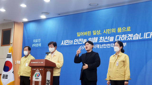 권영세 안동시장과 관계자들이 코로나19 관련 브리핑을 하는 모습. 매일신문DB