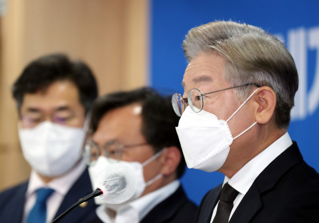 더불어민주당 대권주자인 이재명 경기도지사가 28일 오전 인천시 남동구 더불어민주당 인천광역시당에서 열린 기자간담회에서 인천지역 공약을 발표하고 있다. 연합뉴스