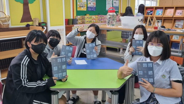영주시민 독서감상문 공모전에서 상을 휩쓴 영광여고 학생들이 엄지척을 하고 있다. 영광여고 제공