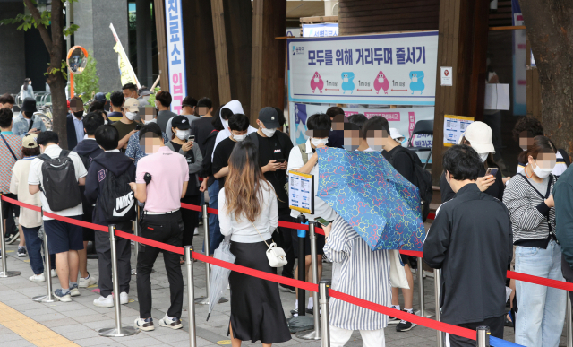 28일 오전 서울 송파구보건소 선별진료소에서 시민들이 코로나19 검사를 받기 위해 대기하고 있다. 중앙방역대책본부는 이날 0시 기준 신규 확진자가 2천289명 늘어 누적 30만5천842명이라고 밝혔다. 전날보다 94명 줄었으나 국내 코로나19 사태 이후 5번째로 큰 규모다. 연합뉴스