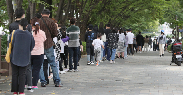 28일 0시 기준 대구에서 코로나19 신규 확진자가 126명 발생한 가운데 이날 오전 달서구보건소 선별진료소에서 시민들이 코로나19 검사를 받기 위해 줄지어 순서를 기다리고 있다. 성일권 기자 sungig@imaeil.com