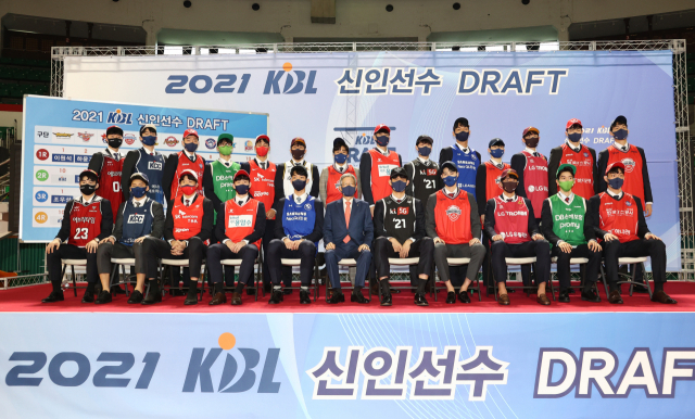 28일 오후 서울 송파구 잠실학생체육관에서 열린 2021 KBL 신인선수 드래프트에서 김희옥 KBL 총재와 각 구단에 지명된 선수들이 기념촬영을 하고 있다. 연합뉴스