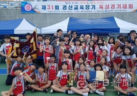 경산교육지원청이 이달 19~21일 경북체육중·고등학교 운동장에서 경산교육장기 육상대회를 축소해 열리고 했다. 사진은 2019년 6월 열린 제31회 경산교육장기 육상경기대회에서 우승을 차지한 학생들 모습, 이 기사와 관련이 없음. 매일신문DB