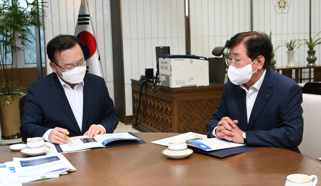 권영세(오른쪽) 안동시장이 김부겸 국무총리를 만나 지역 현안에 대해 설명하고 있다. 안동시 제공