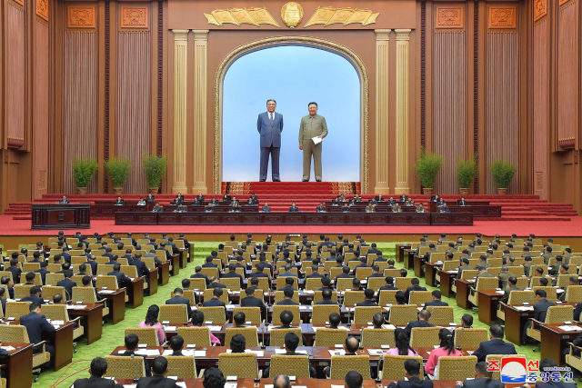 김정은 북한 국무위원장이 다음 달 남북통신연락선을 복원하겠다는 의사를 밝혔다. 조선중앙통신은 김 위원장이 전날 열린 최고인민회의에서 이같이 말했다고 전했다. 연합뉴스