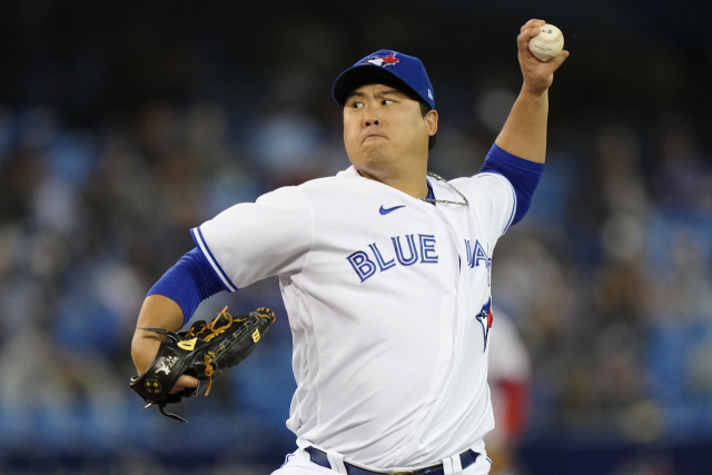 28일 캐나다 온타리오주 토론토의 로저스센터에서 열린 미국프로야구 메이저리그(MLB) 토론토 블루제이스 대 뉴욕 양키스의 경기 2회에서 토론토의 류현진(34)이 역투하고 있다. 그는 이날 선발 등판해 4⅓이닝 동안 6피안타(1홈런) 3탈삼진 1볼넷 3실점을 기록했다. 연합뉴스