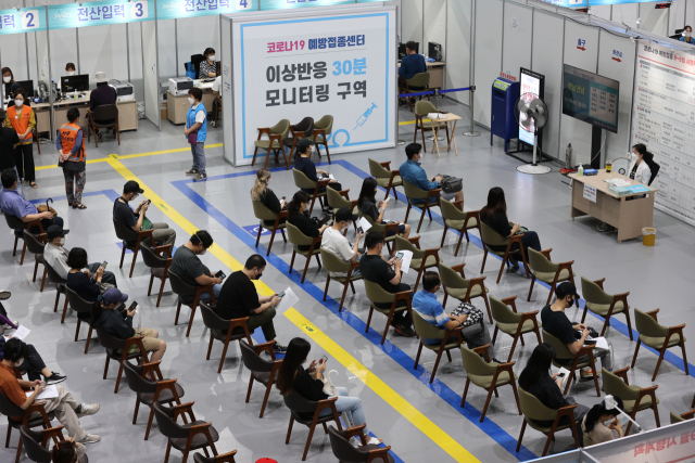 지난 28일 오전 서울 마포구민체육센터에 마련된 코로나19 예방접종센터에서 백신 접종을 마친 시민들이 이상반응 모니터링을 위해 기다리고 있다. 이날 0시 기준 국내 누적 1차 접종자는 3천851만1천292명으로, 전체 인구의 75.0%에 해당한다. 연합뉴스