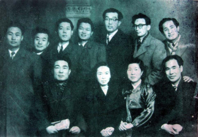1956년 결성된 대구음악가협회 발기인 모임 기념 사진. 앞줄 왼쪽부터 이기홍, 이경희, 장안나, 하대응, 뒷줄 왼쪽부터 김종환, 성기용, 이상필, 최병준, 임성길, 김진균, 이점희.