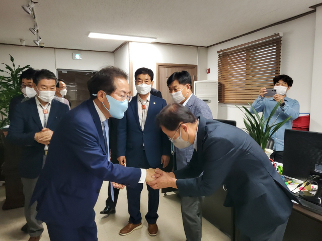 홍준표 국민의힘 대선후보가 영주시 당협 관계자들과 악수를 하고 있다. 마경대 기자