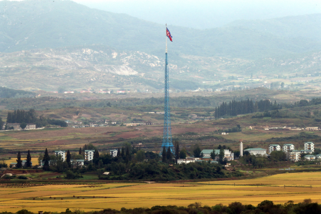 29일 경기도 파주시 도라전망대에서 바라본 서부전선 비무장지대(DMZ)에서 북한 기정동 인공기가 펄럭이고 있다. 연합뉴스