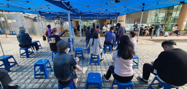 29일 오후 관악구보건소 선별검사소 모습. 중앙방역대책본부는 이날 0시 기준 총 신규 확진자는 2천885명이라고 밝혔다. 연합뉴스