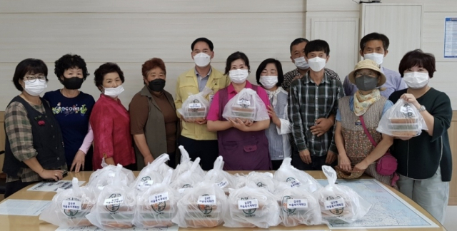 창녕군 길곡면 마을복지계획단원들이 너와 나 따르릉 고리사업 기념사진을 촬영했다. 길곡면 제공