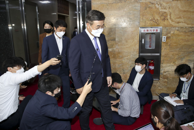 더불어민주당 윤호중 원내대표, 한병도 원내수석부대표, 신현영 원내대변인이 29일 서울 여의도 국회 의장실에서 언론중재법 관련 여야 회동을 마치고 나오고 있다. 연합뉴스