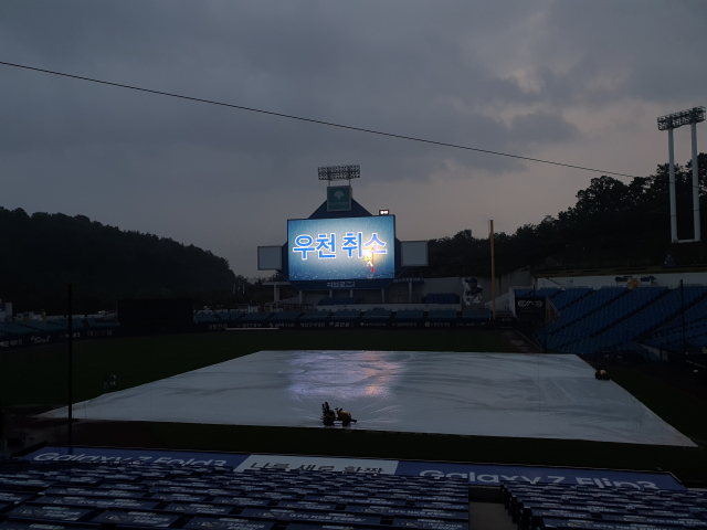 29일 대구삼성라이온즈파크에서 열릴 예정이던 삼성과 SSG랜더스의 경기가 우천으로 취소됐다. 이날 경기는 오는 10월 24일 재편성돼 열릴 예정이다. 김우정 기자