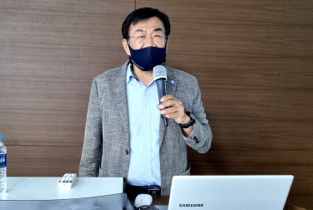 28일 오후 주한규 서울대 교수가 포항 포스코국제관 강의실에서 매일신문 CEO 포럼 제6기 3주 차 강의를 진행하고 있다. 배형욱 기자